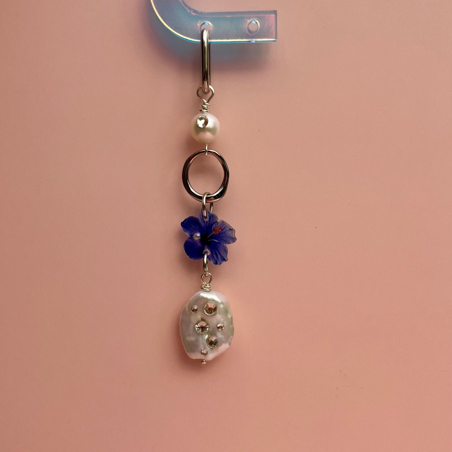 boucle d'oreille en acier inoxydable, perles de culture strassées et charm fait main