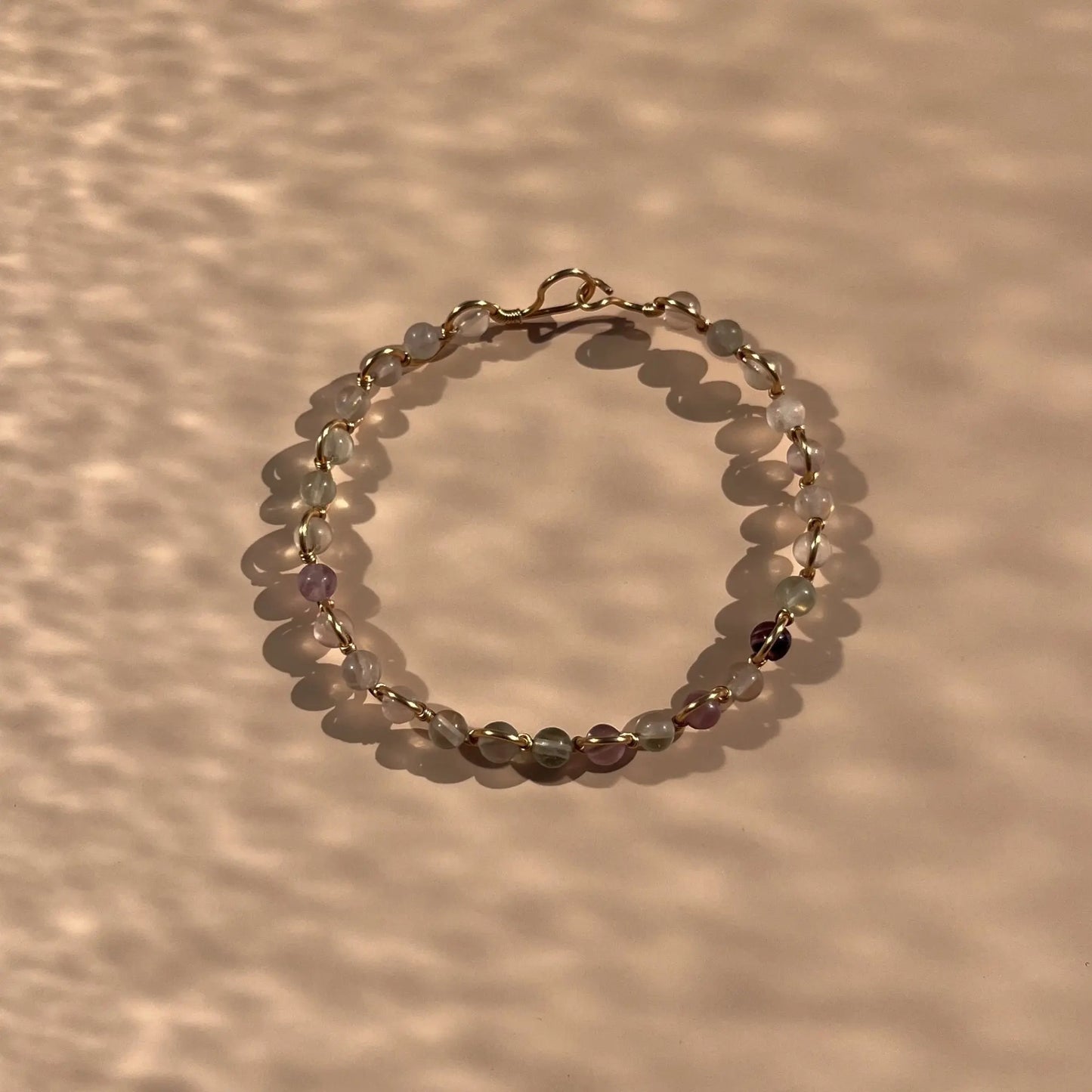 bracelet en fluorite sur fil doré, fait main dans le sud-est de la France