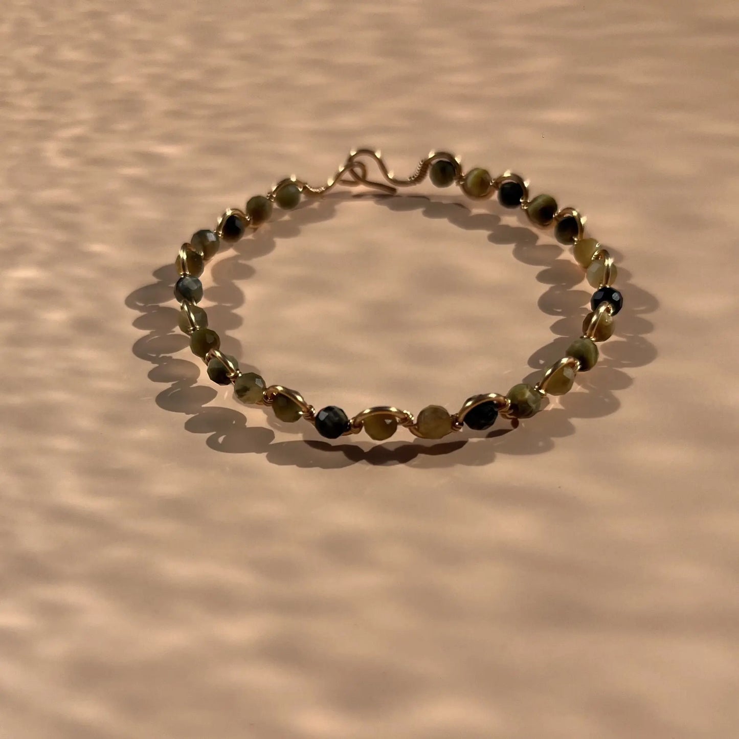 bracelet en oeil de tigre facetté sur fil doré, 100% fait main dans le sud-est de la France