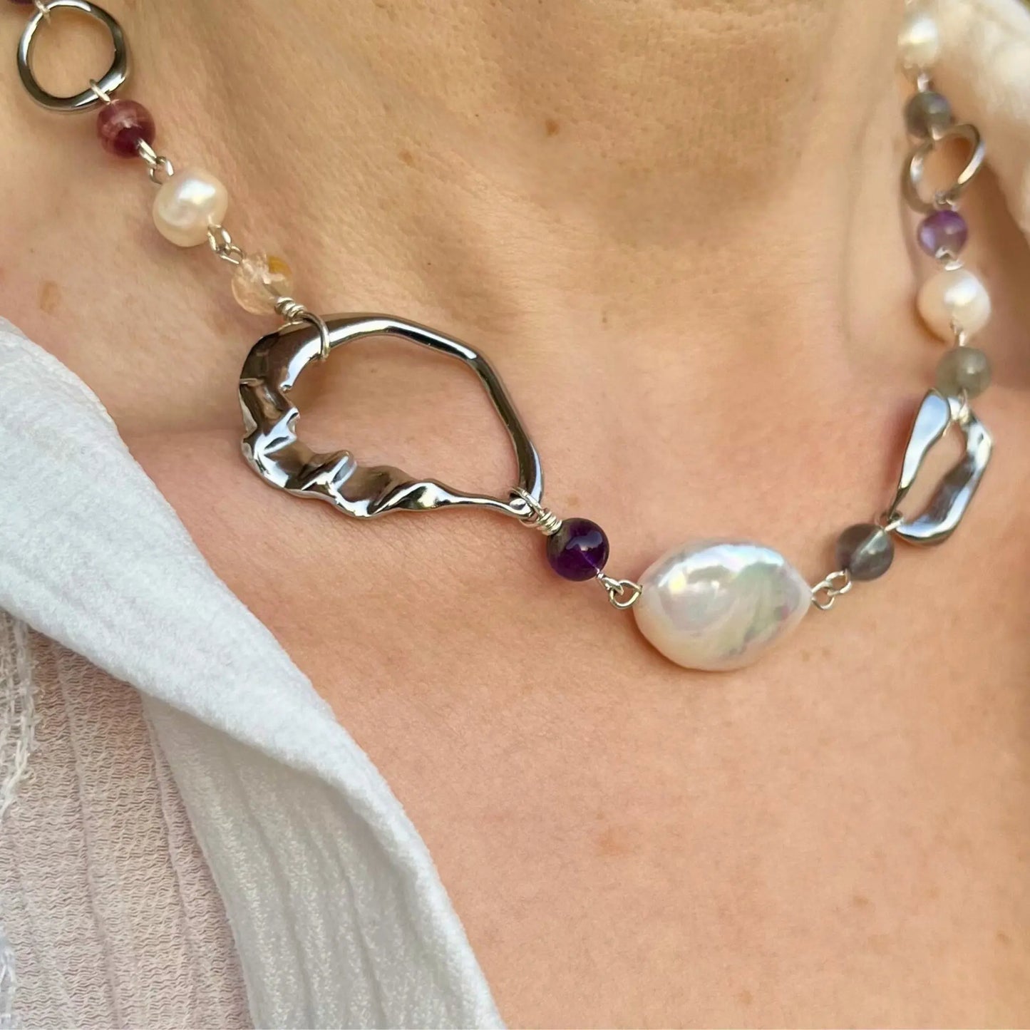 collier en fluorite et perles de culture, formes organiques argentée en acier inoxydable