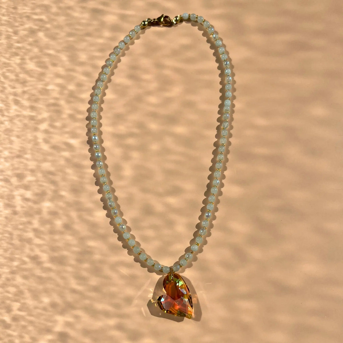 collier en perles mint en verre et perles de rocaille upcyclées jaunes, pendentif coeur en verre jaune, fermoir en acier inoxydable