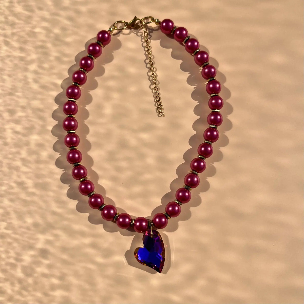 collier coeur en verre facetté bleu et grosses perles rouges, disques d'hématite, fermoir en acier inoxydable