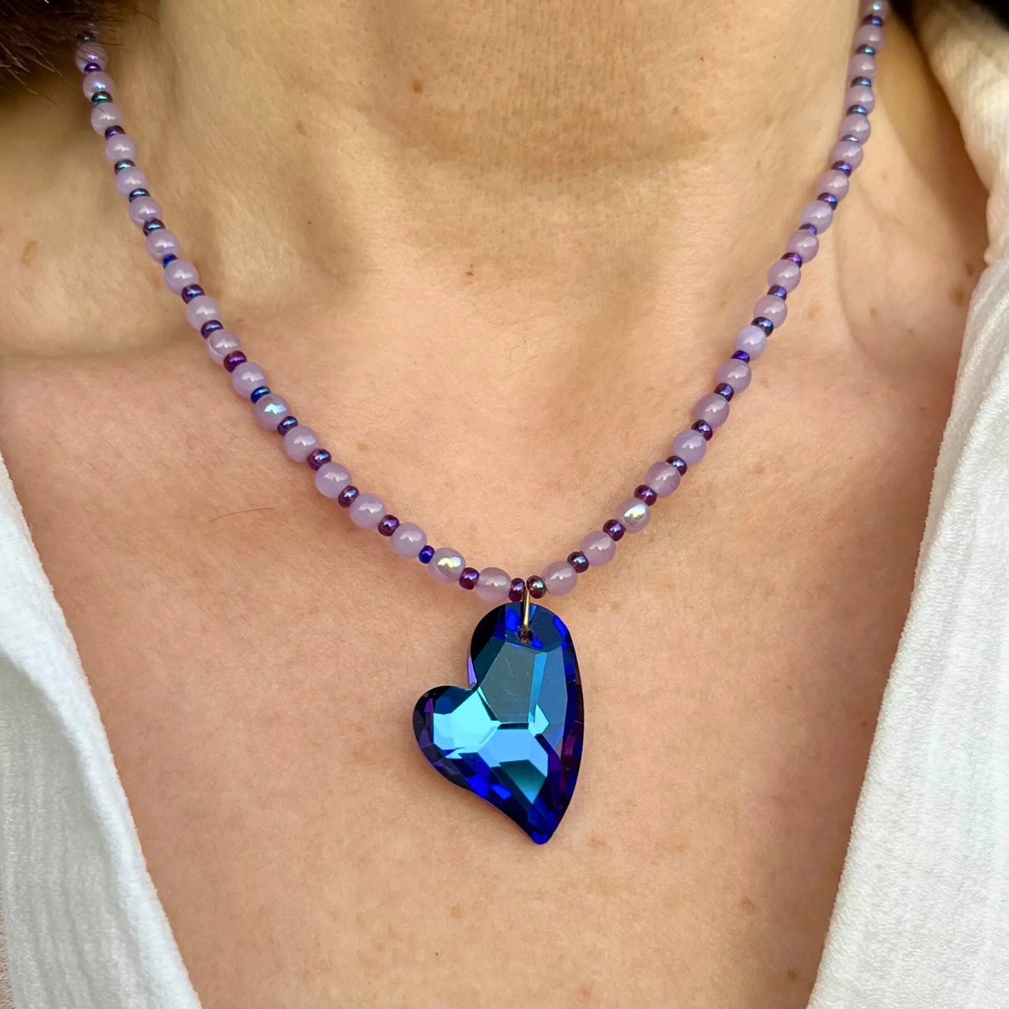 Collier en perles de verre parme et coeur en verre bleu, perles de rocaille upcyclées violettes
