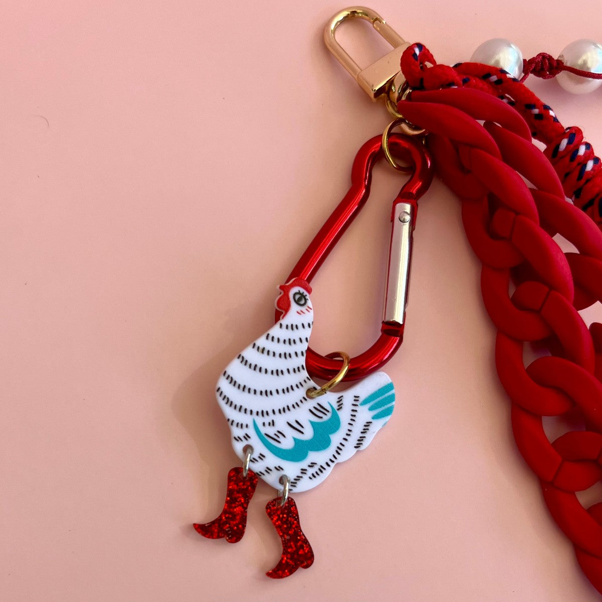 Grigri de sac Cocotte Lodzé, perles lettres Cocotte et charm poule bottée de rouge, vue 4