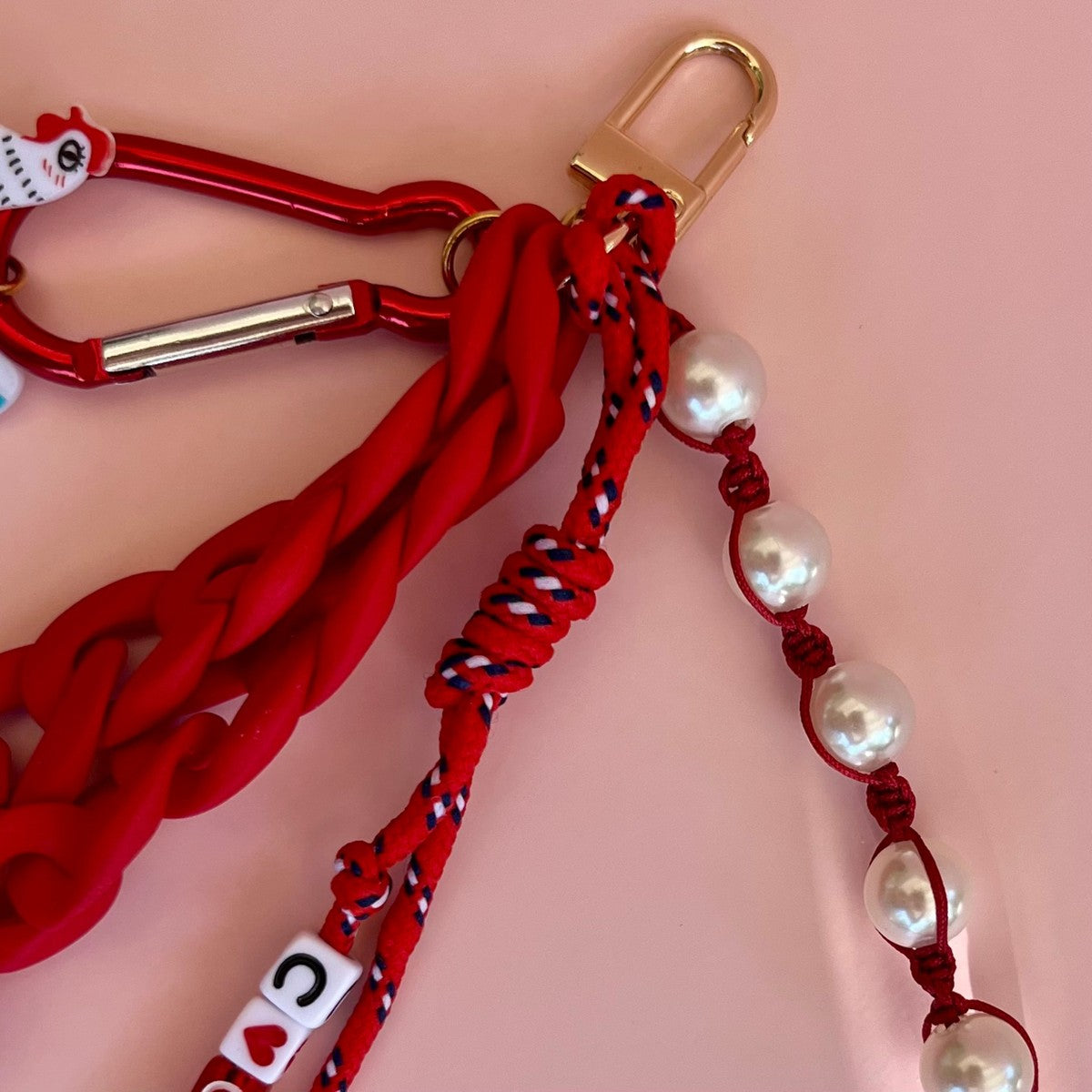 Grigri de sac Cocotte Lodzé, perles lettres Cocotte et charm poule bottée de rouge, vue 3