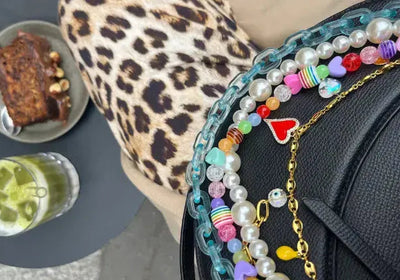 image d'ambiance : accumulation de bijoux de sac lodzé à un coffee shop parisien avec un matcha
