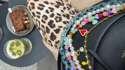 image d'ambiance : accumulation de bijoux de sac lodzé à un coffee shop parisien avec un matcha