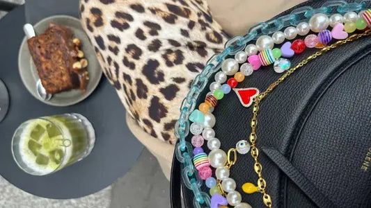 image d'ambiance : accumulation de bijoux de sac lodzé à un coffee shop parisien avec un matcha