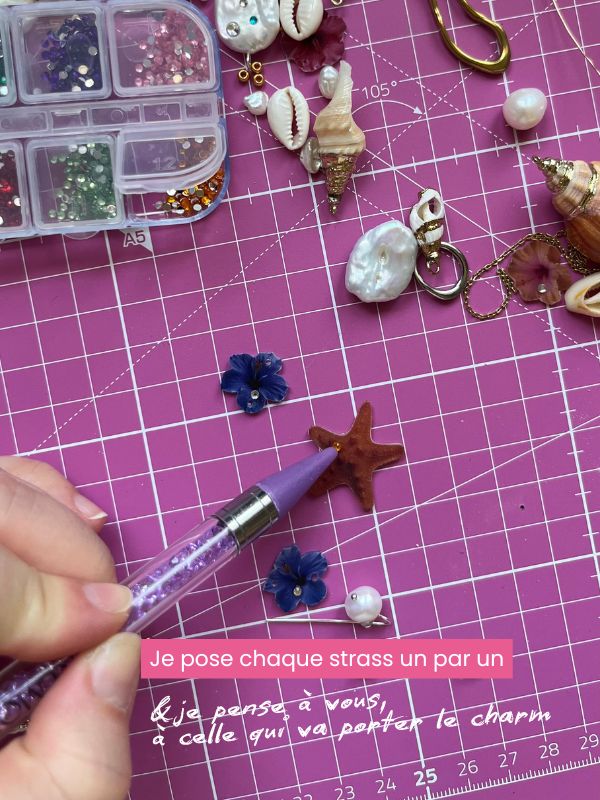 backstage création de bijoux avec texte : "je pose chaque strass un par un & je pense à vous, à celle qui va porter le charm"
