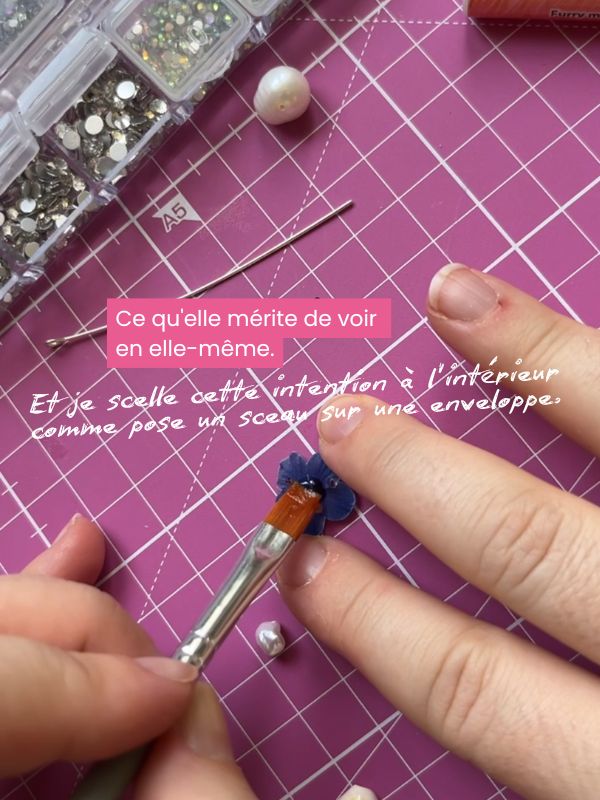 backstage création de charm à la main texte "ce qu'elle mérite de voir en elle-même. Et je scelle cette intention à l'intérieur comme on pose un sceau sur une enveloppe"