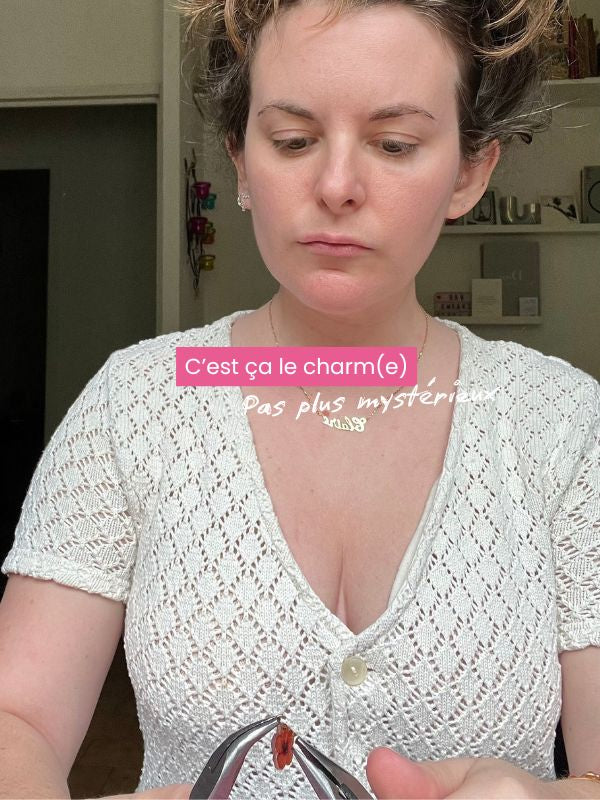 la créatruce qui fabrique un bijou texte "c'est ça le charm(e), pas plus mystérieux"