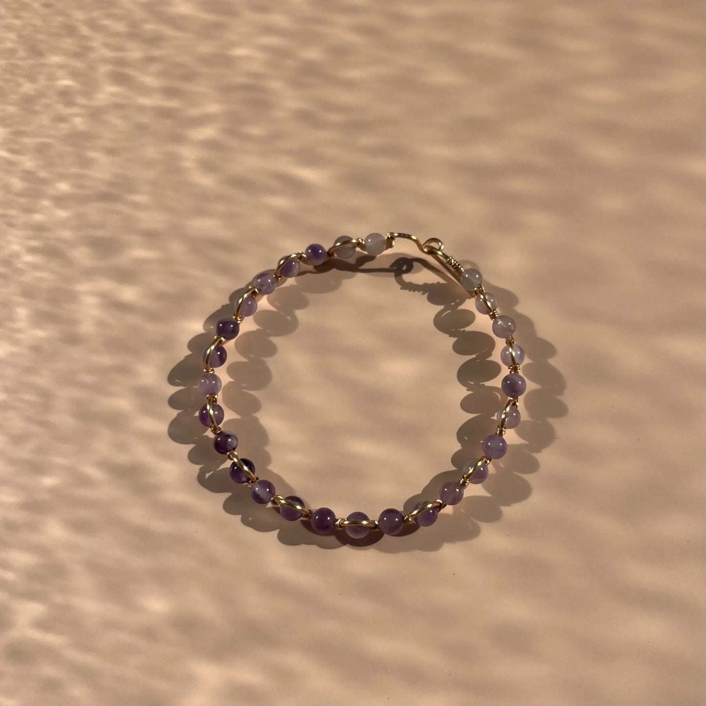 bracelet en améthyste montée sur fil doré