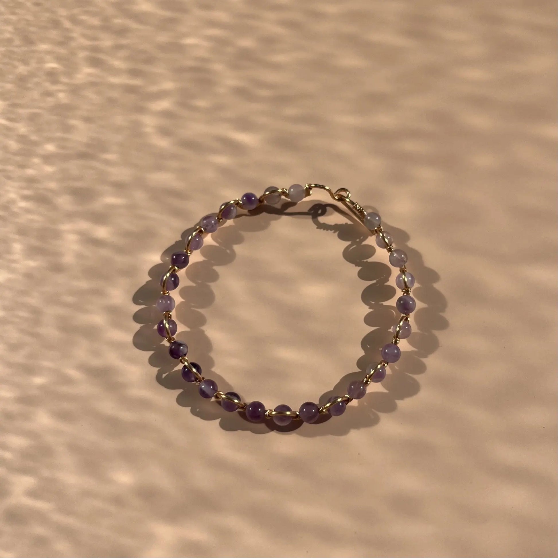 bracelet en améthyste montée sur fil doré