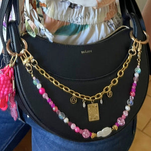 bijou de sac jarod rose, pièce unique porté sur un sac polène, perles de culture