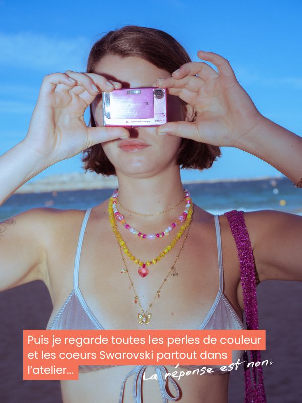 mannequin avec 4 colliers, texte "puis je regarde toutes les perles de couleur et les coeurs Swarovski partout dans l'atelier... La réponse est non"
