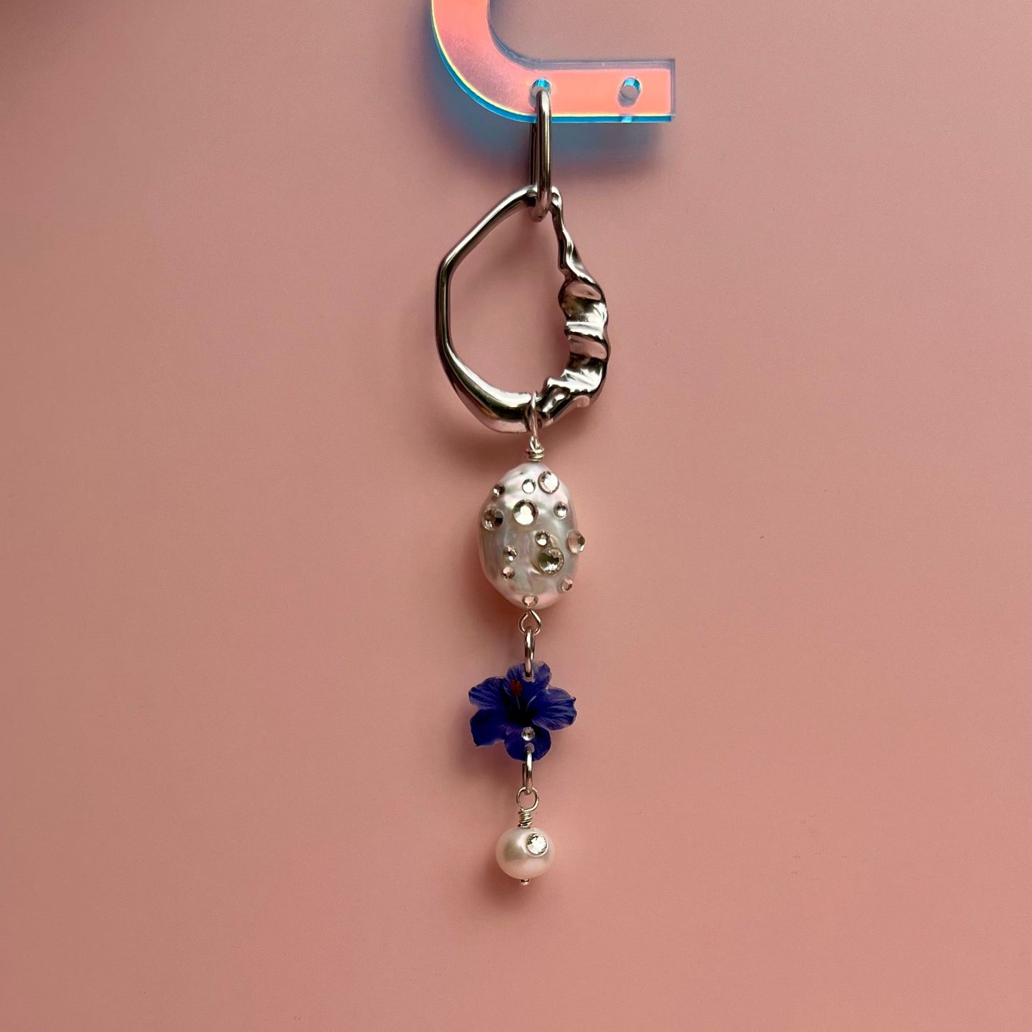 boucle d'oreille charm hibiscus bleu, perle de culture et strass