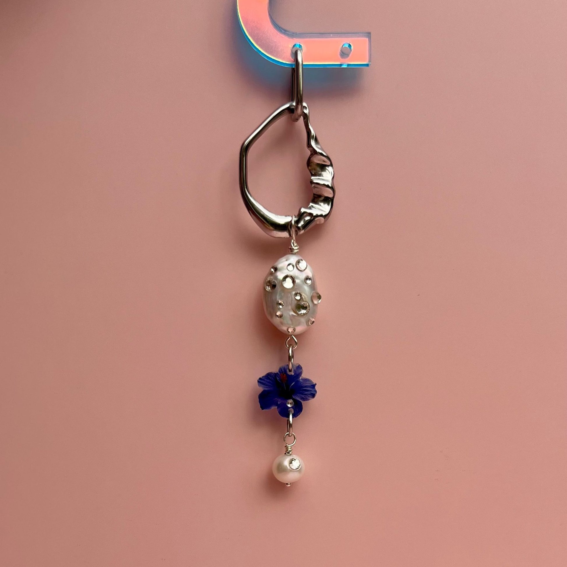 boucle d'oreille charm hibiscus bleu, perle de culture et strass