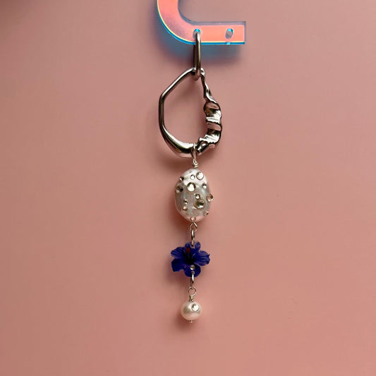 boucle d'oreille charm hibiscus bleu, perle de culture et strass