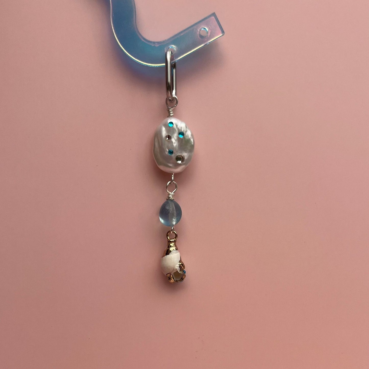 boucle d'oreille hibiblue avec coquillage strassé, aigue marine et perle de culture