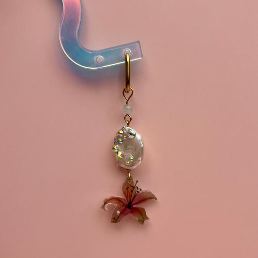 boucle d'oreille en beryl, perle de culture strassée à la main, charm fleur fait main