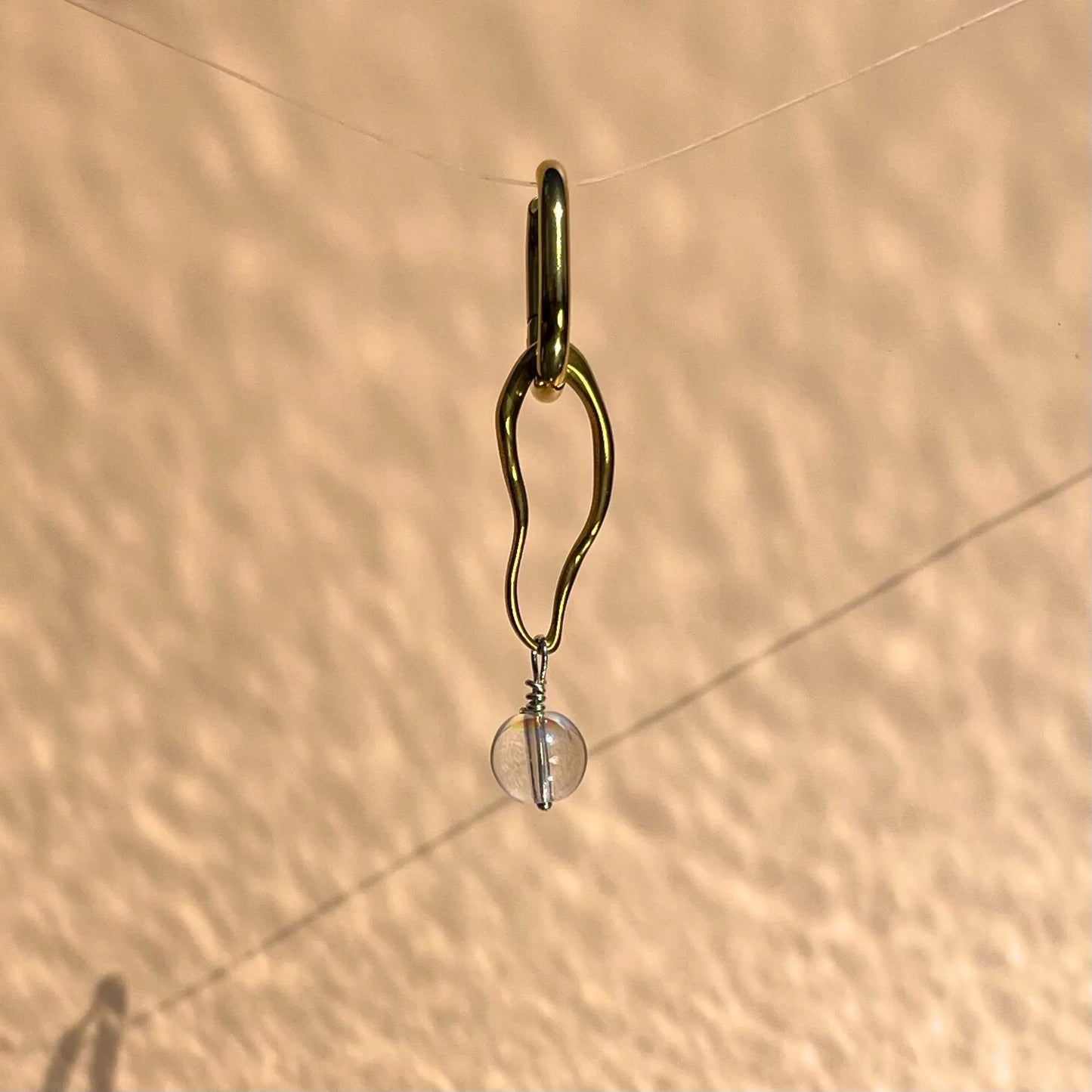 boucle d'oreille en acier inoxydable avec pendentif forme organique et perle aura