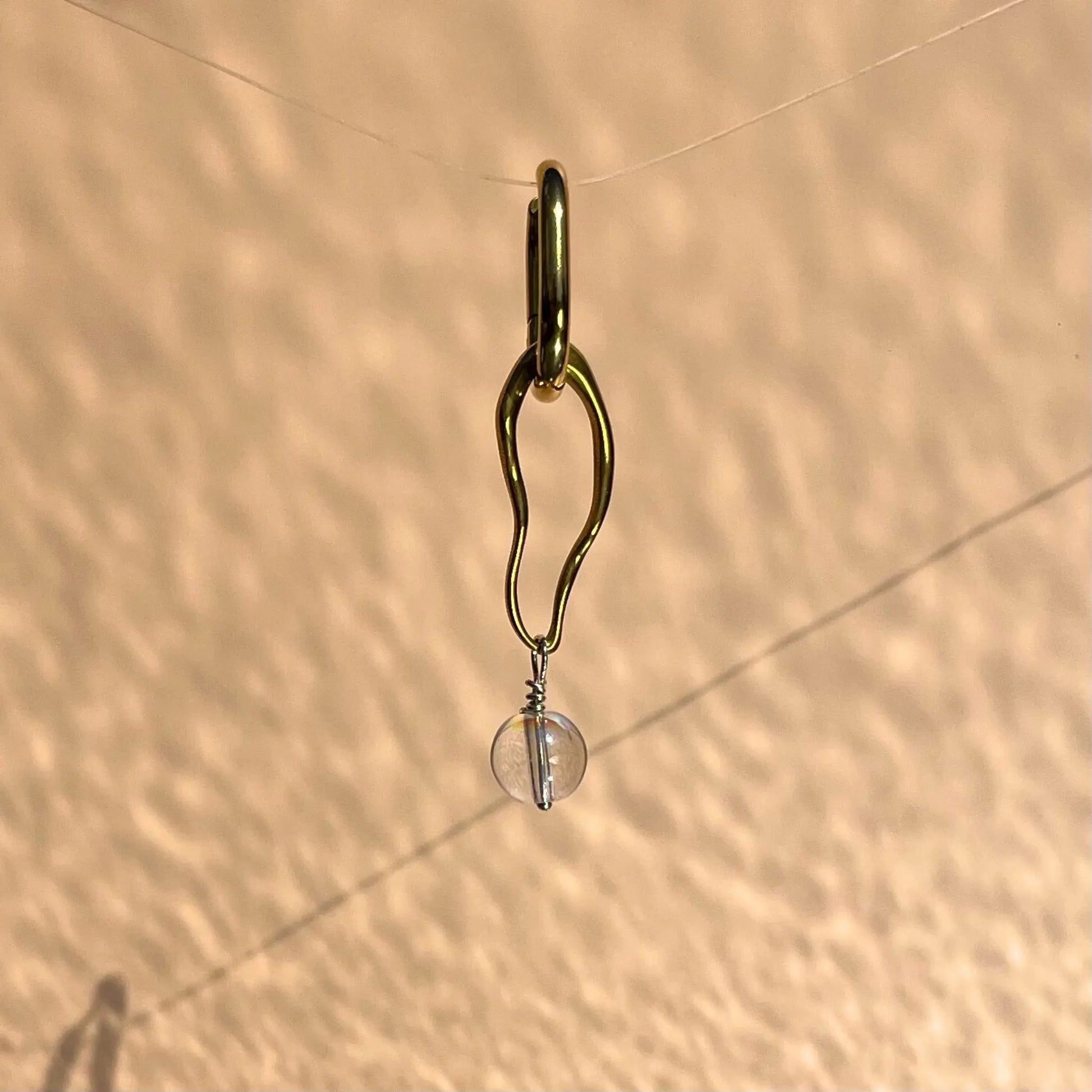 boucle d'oreille en acier inoxydable avec pendentif forme organique et perle aura