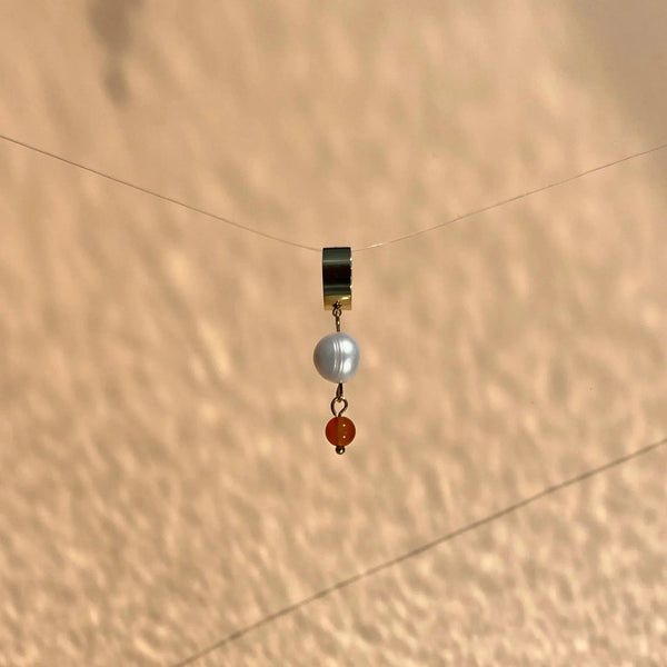 boucle d'oreille en acier inoxydable façon petite créole avec une perle de culture et une cornaline pendante