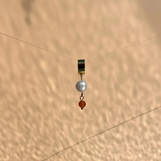 boucle d'oreille en acier inoxydable façon petite créole avec une perle de culture et une cornaline pendante