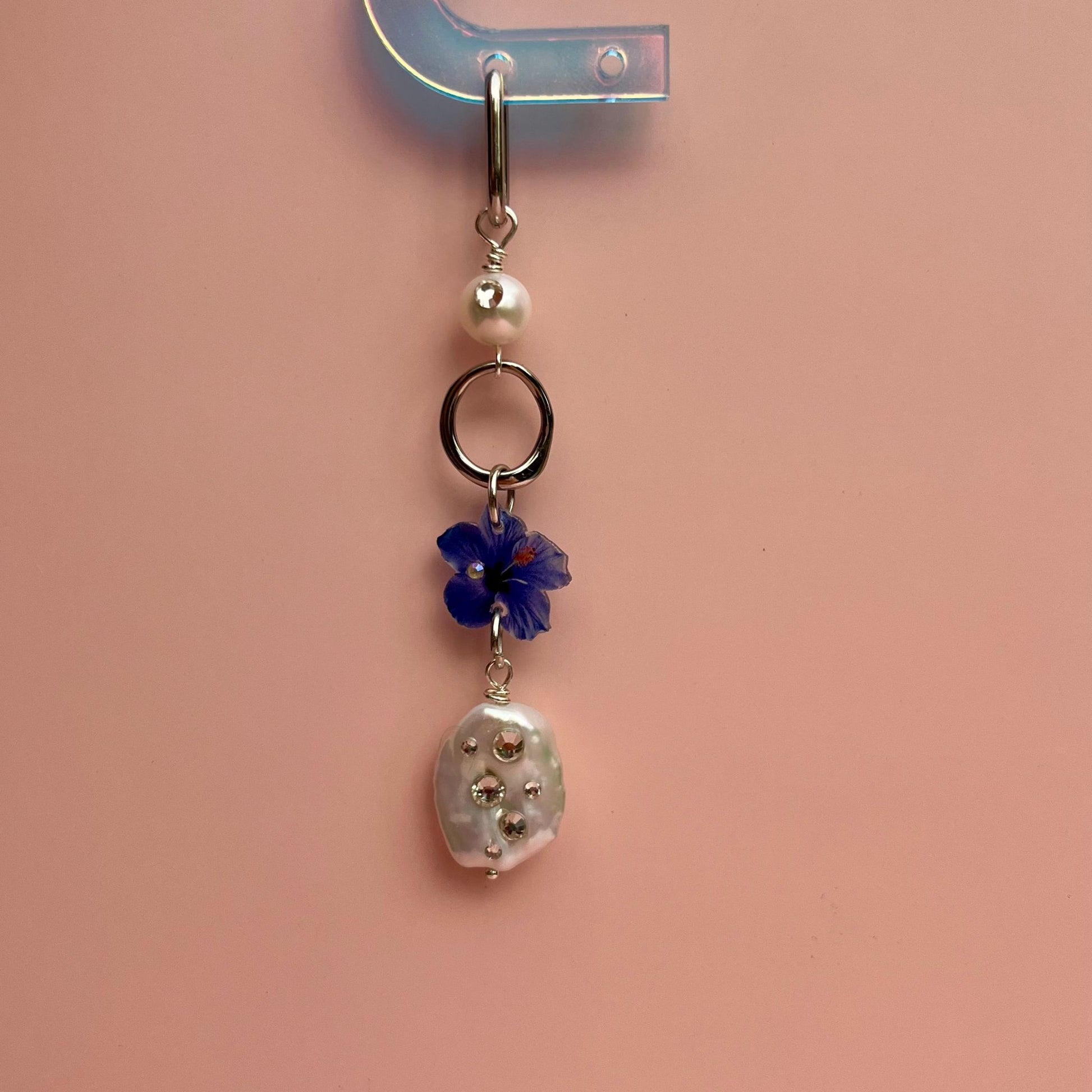 boucle d'oreille en acier inoxydable, perles de culture strassées et charm fait main