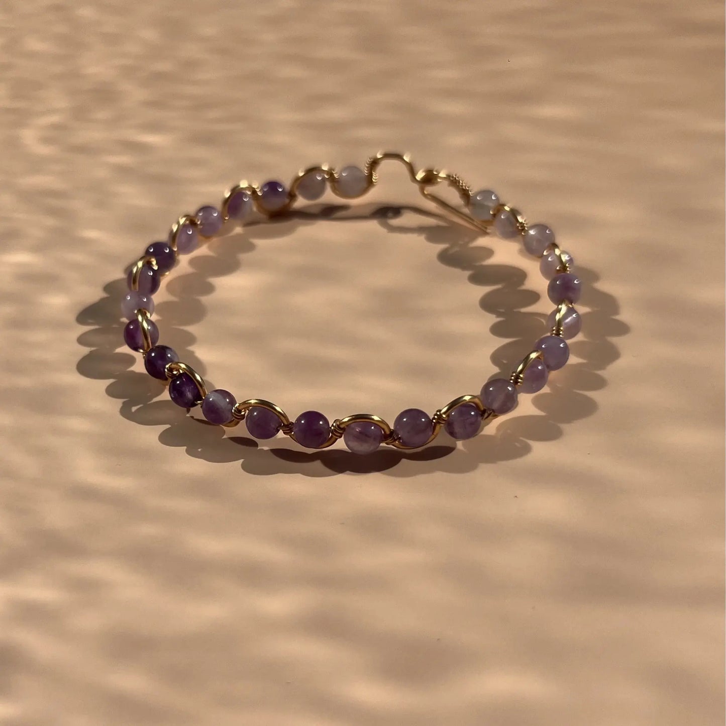bracelet fil doré et améthyste, fait main dans le sud-est de la france