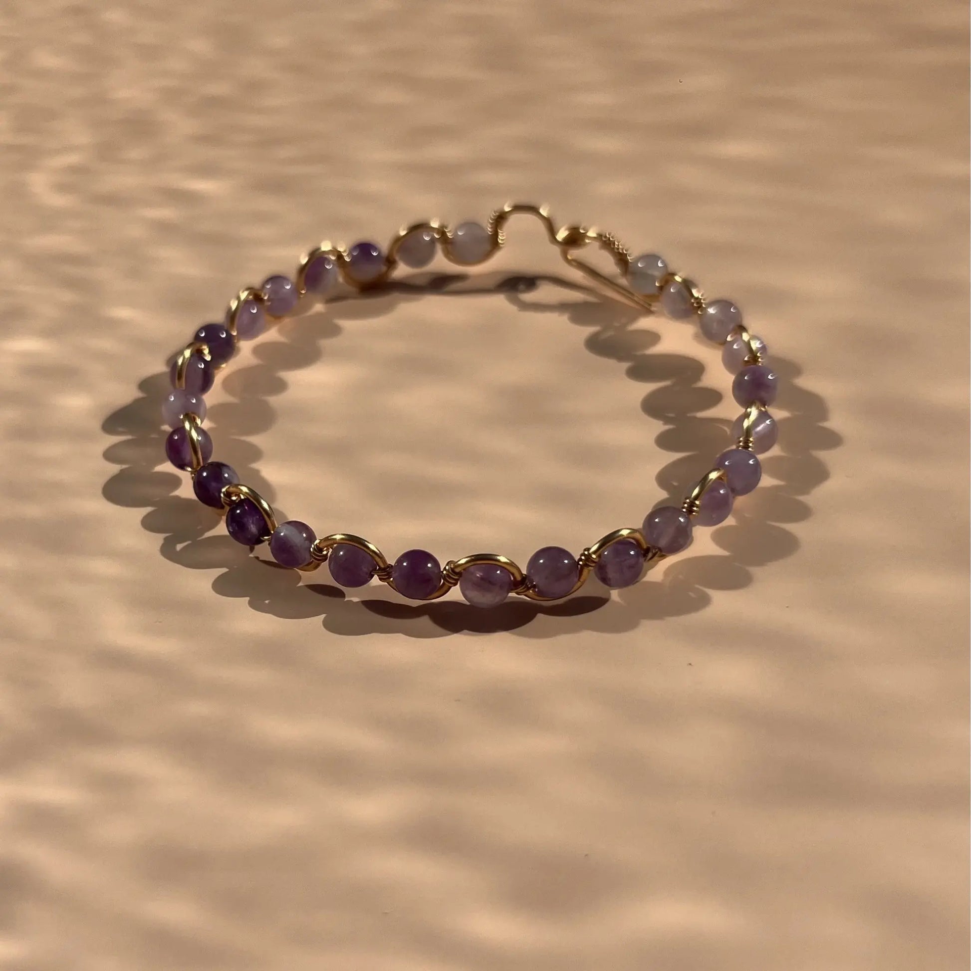 bracelet fil doré et améthyste, fait main dans le sud-est de la france