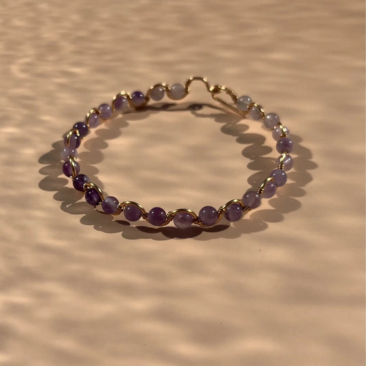 bracelet fil doré et améthyste, fait main dans le sud-est de la france