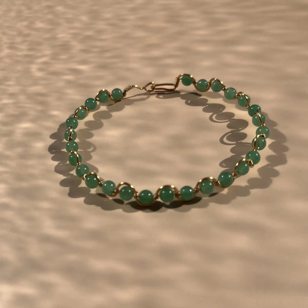 bracelet en aventurine verte, fait main sur un fil en zigzag doré