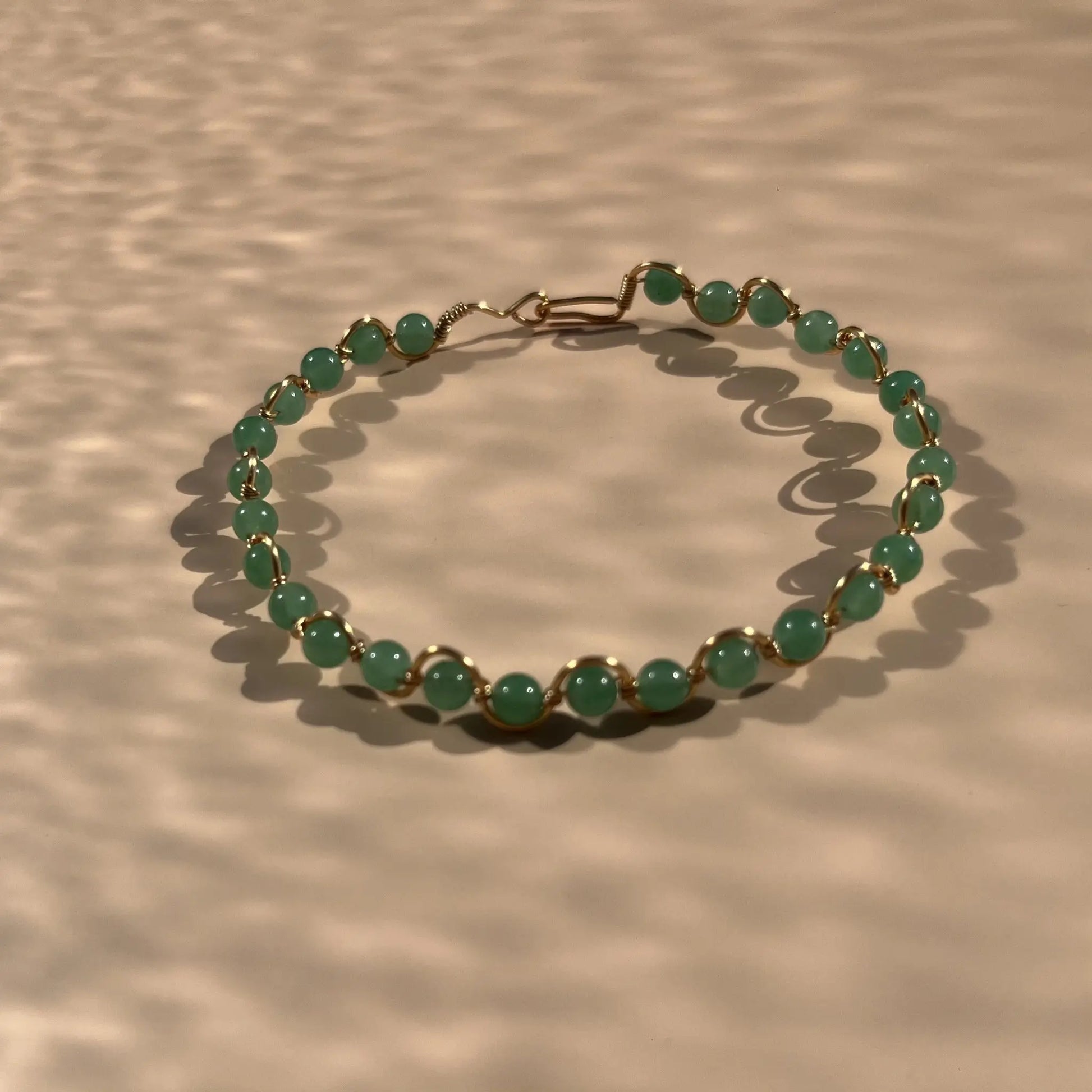 bracelet en aventurine verte, fait main sur un fil en zigzag doré