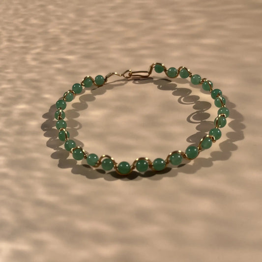 bracelet en aventurine verte, fait main sur un fil en zigzag doré