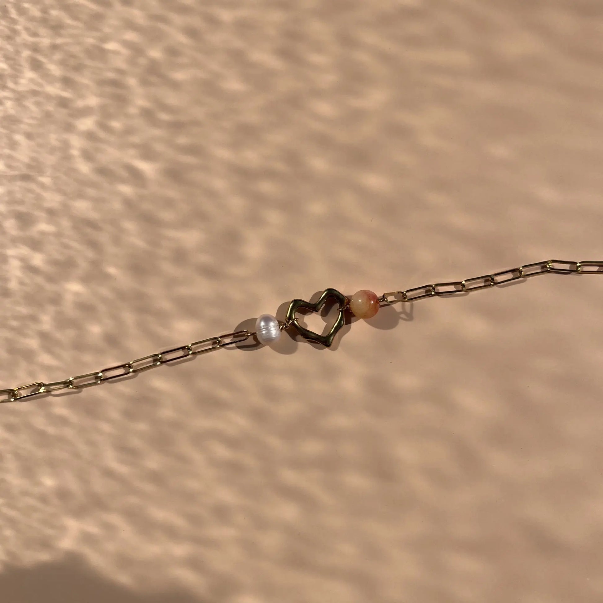Bracelet fait main en agate, perle de culture, coeur et chaine en acier inoxydable - Lodzé