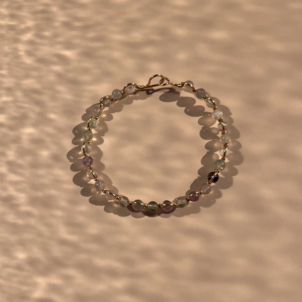 bracelet en fluorite sur fil doré, fait main dans le sud-est de la France