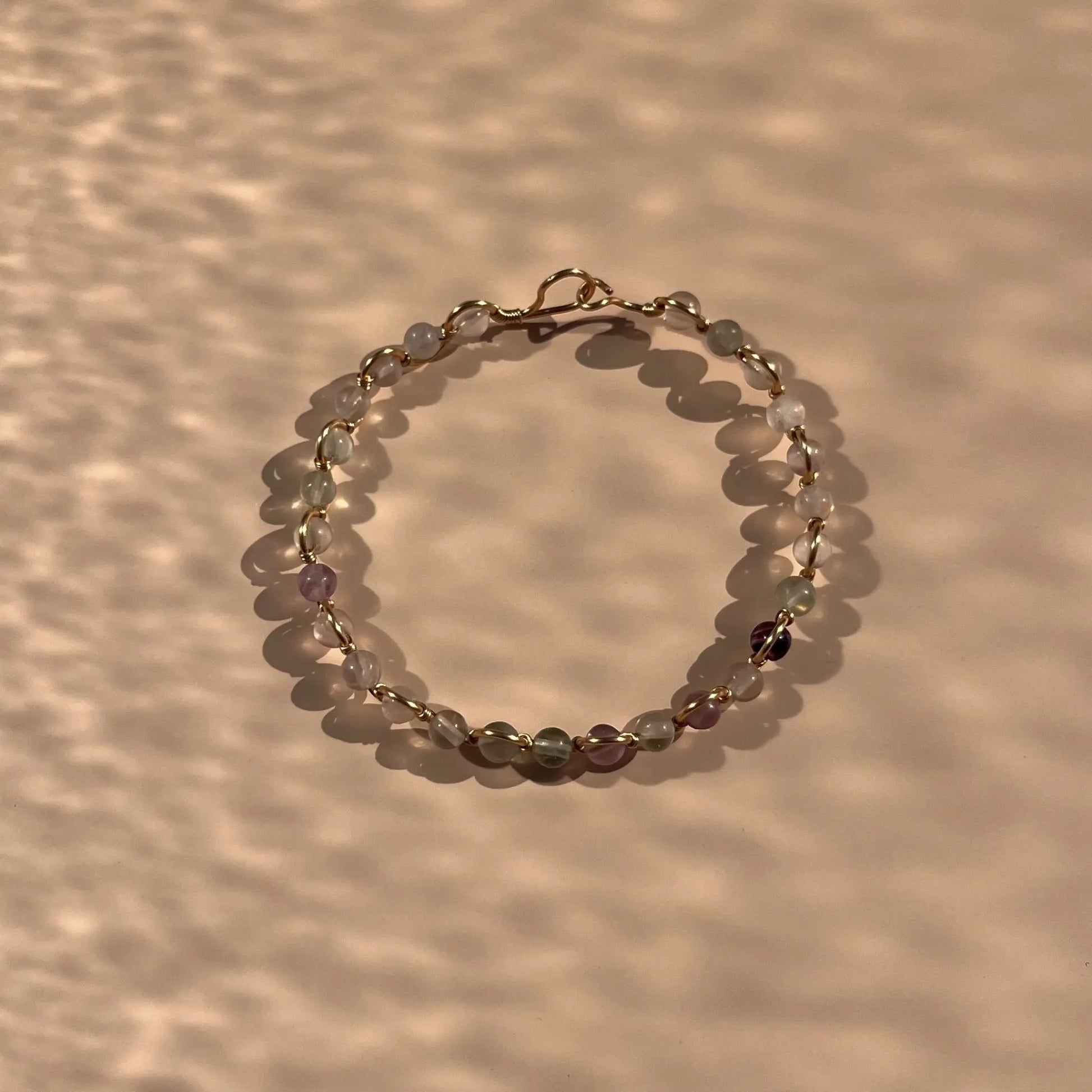 bracelet en fluorite sur fil doré, fait main dans le sud-est de la France