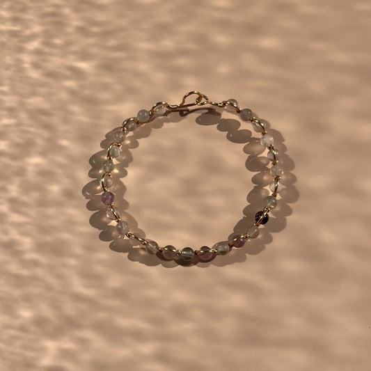 bracelet en fluorite sur fil doré, fait main dans le sud-est de la France
