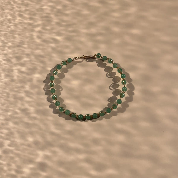 bracelet en aventurine verte, fait main avec un fil doré en zig-zag