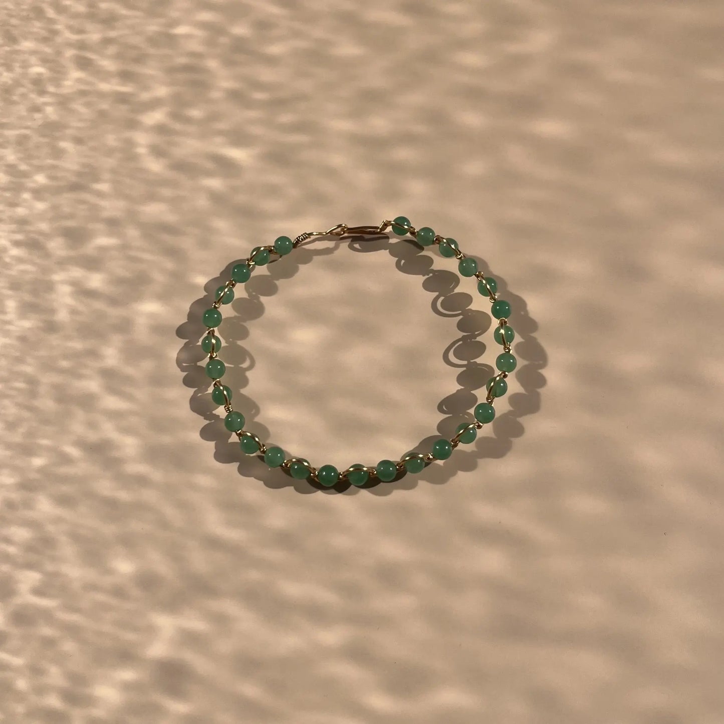 bracelet en aventurine verte, fait main avec un fil doré en zig-zag