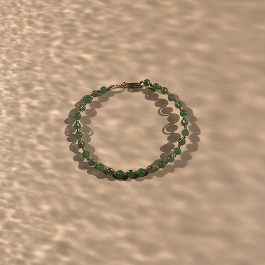 bracelet en aventurine verte, fait main avec un fil doré en zig-zag