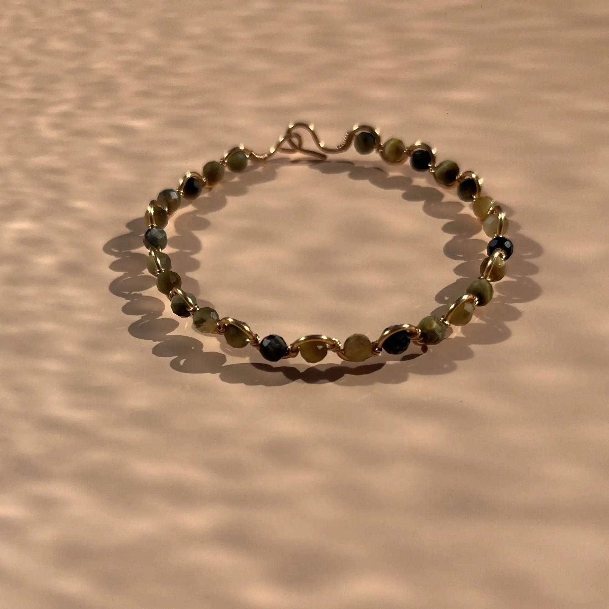bracelet en oeil de tigre facetté sur fil doré, 100% fait main dans le sud-est de la France
