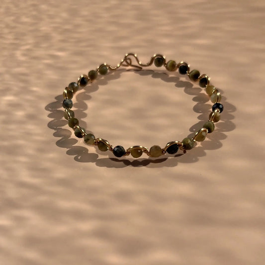 bracelet en oeil de tigre facetté sur fil doré, 100% fait main dans le sud-est de la France