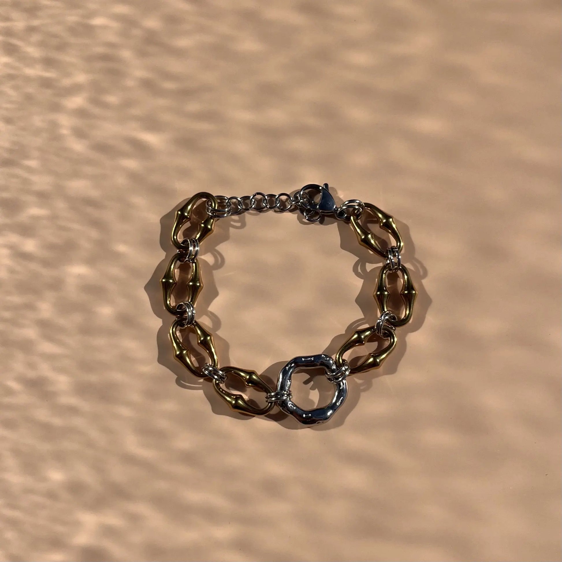bracelet à large maillons doré, anneaux argentés, en acier inoxydable, fait à la main dans le sud-Est de la France