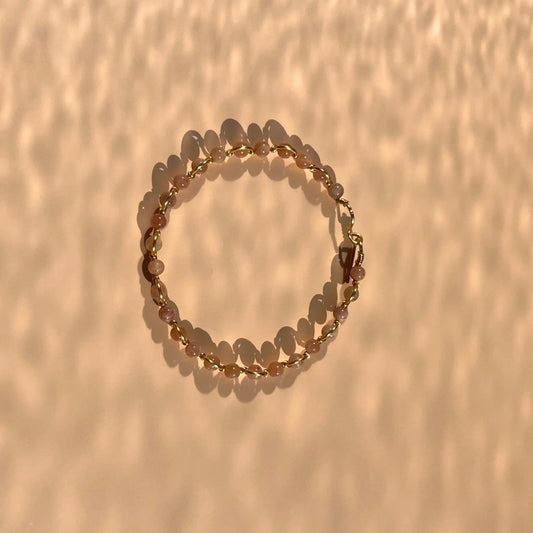 bracelet en pierre de soleil montée sur fil doré, fait main dans le sud-est de la france