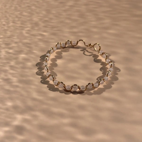 bracelet en quartz rose monté sur fil doré en zigzag, fait main dans le sud-eset de la france