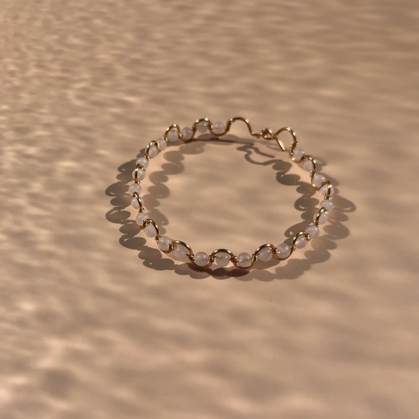 bracelet en quartz rose monté sur fil doré en zigzag, fait main dans le sud-eset de la france