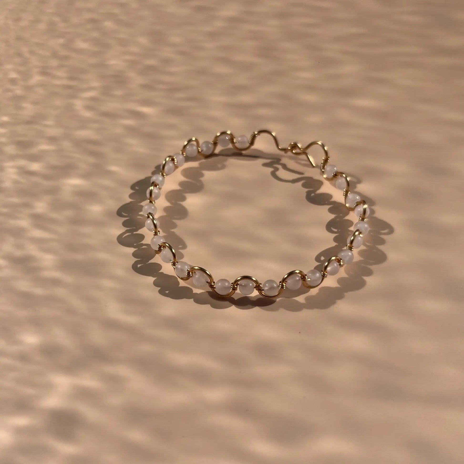 bracelet en quartz rose monté sur fil doré en zigzag, fait main dans le sud-eset de la france
