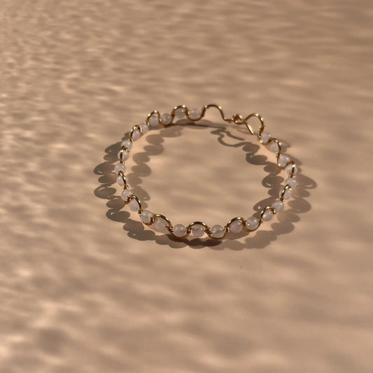 bracelet en quartz rose monté sur fil doré en zigzag, fait main dans le sud-eset de la france